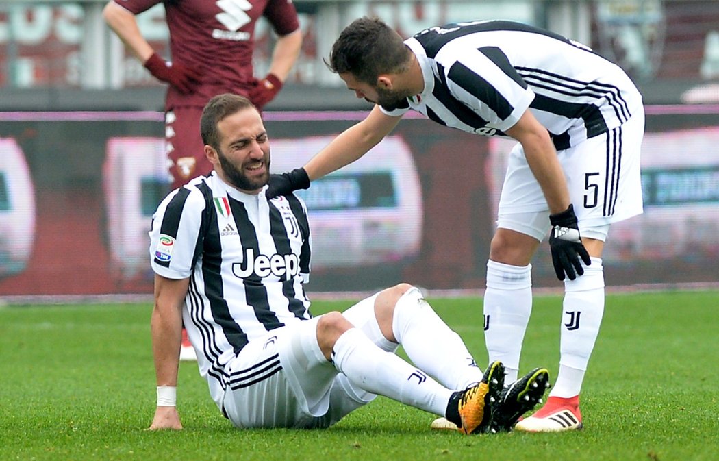 Gonzalo Higuaín dnes musel kvůli pochroumanému kotníku střídat