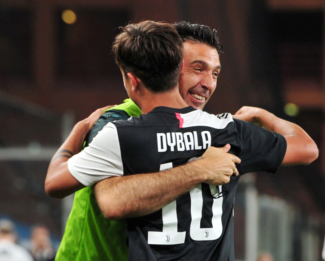 Paulo Dybala slaví vstřelenou branku s náhradním gólmanem Gianluigi Buffon
