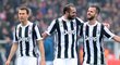 Giorgio Chiellini, Miralem Pjanic a Stephan Lichtsteiner slaví výhru v derby proti FC Turín
