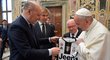 Giuseppe Marotta a Pavel Nedvěd předávají papeži Františkovi dres Juventusu