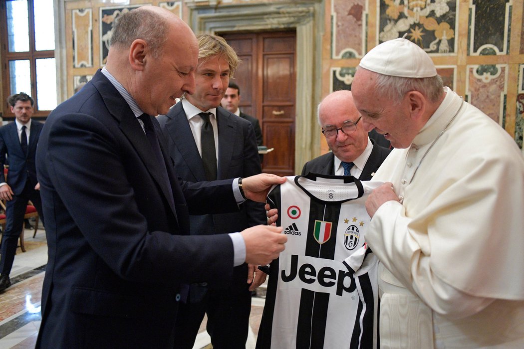 Giuseppe Marotta a Pavel Nedvěd předávají papeži Františkovi dres Juventusu