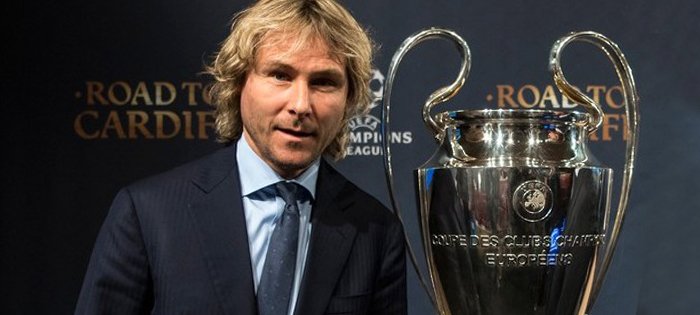 Pavel Nedvěd s trofejí pro vítěze Ligy mistrů