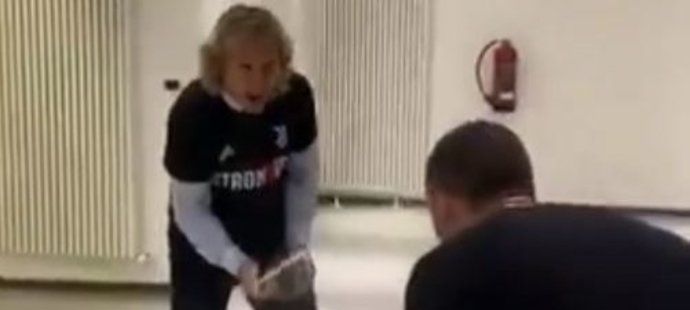 Pavel Nedvěd si užívá během oslav mistrovského titulu Juventusu. Šampaňským pokropil své podřízené