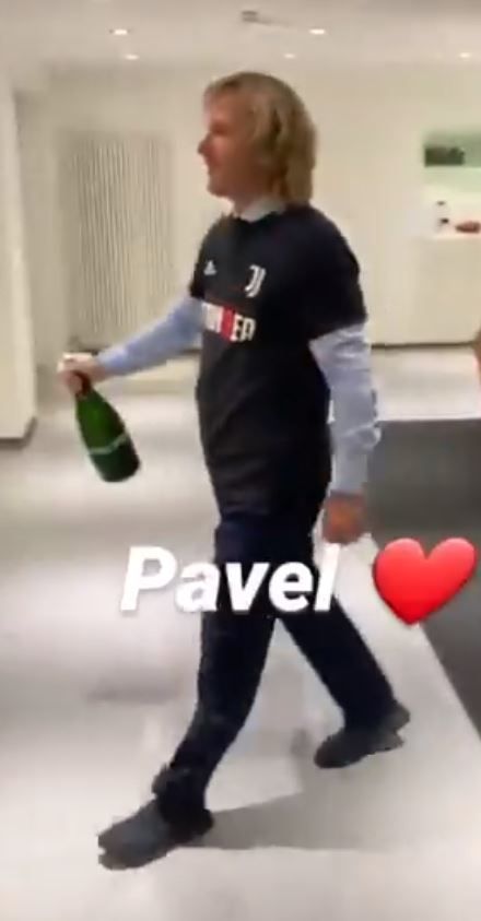 Pavel Nedvěd si užívá během oslav mistrovského titulu Juventusu. Šampaňským pokropil své podřízené