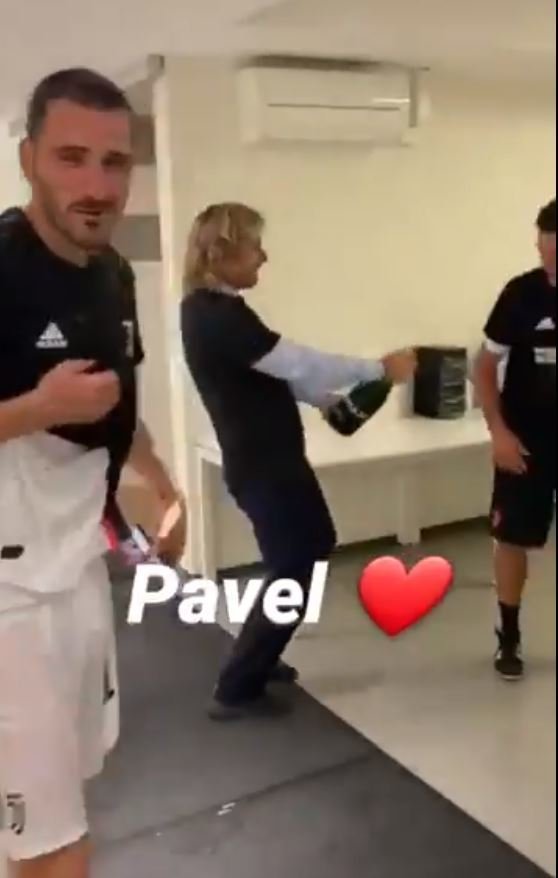 Pavel Nedvěd si užívá během oslav mistrovského titulu Juventusu. Šampaňským pokropil své podřízené