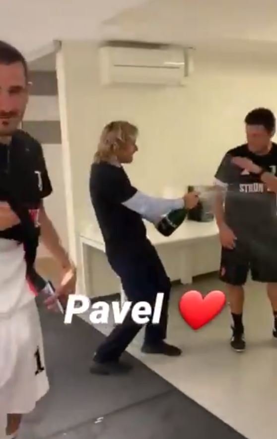 Pavel Nedvěd si užívá během oslav mistrovského titulu Juventusu. Šampaňským pokropil své podřízené