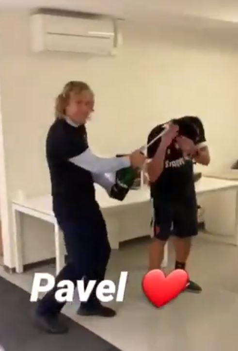 Pavel Nedvěd si užívá během oslav mistrovského titulu Juventusu. Šampaňským pokropil své podřízené