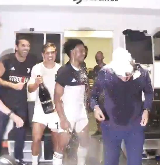 Trenér Juventusu Maurizio Sarri pod sprškou pěny během oslav mistrovského titulu
