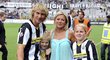 Pavel Nedvěd s manželkou Ivanou a svými dětmi po posledním zápase za Juventus