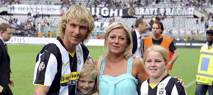 Pavel Nedvěd s manželkou Ivanou a svými dětmi po posledním zápase za Juventus