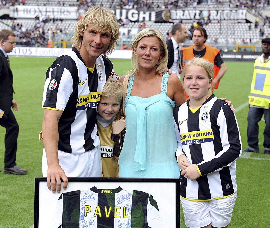 Pavel Nedvěd s manželkou Ivanou a svými dětmi po posledním zápase za Juventus