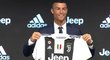 Cristiano Ronaldo na tiskové konferenci, kde se představil jako nová posila Juventusu