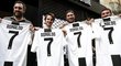 Fanoušci Juventusu s dresem nové posily Cristiana Ronalda. Zaměstnanci Fiatu už takovou radost z něho nemají