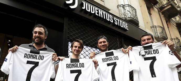 Fanoušci Juventusu s dresem nové posily Cristiana Ronalda. Zaměstnanci Fiatu už takovou radost z něho nemají