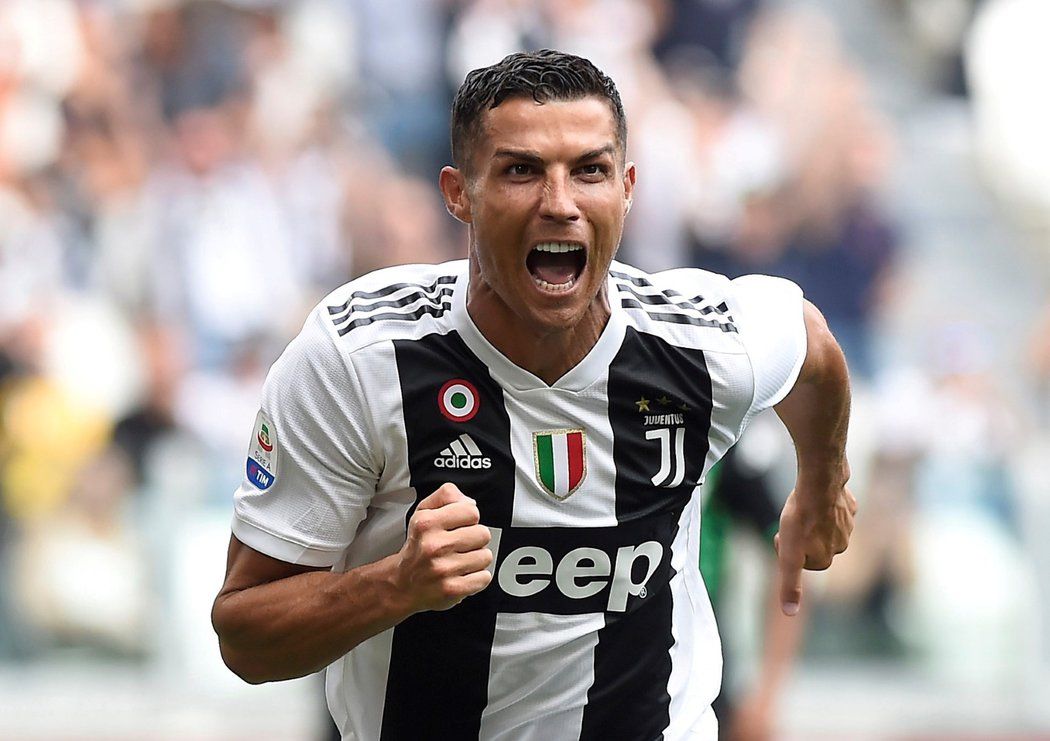 Cristiano Ronaldo si užívá gólovou extázi v zápase Juventusu se Sassuolem
