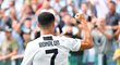 Štastný Cristiano Ronaldo poté, co vstřelil své první ligové branky za Juventus