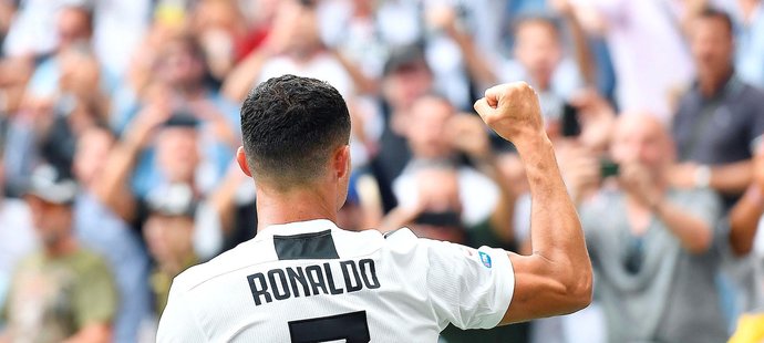 Štastný Cristiano Ronaldo poté, co vstřelil své první ligové branky za Juventus