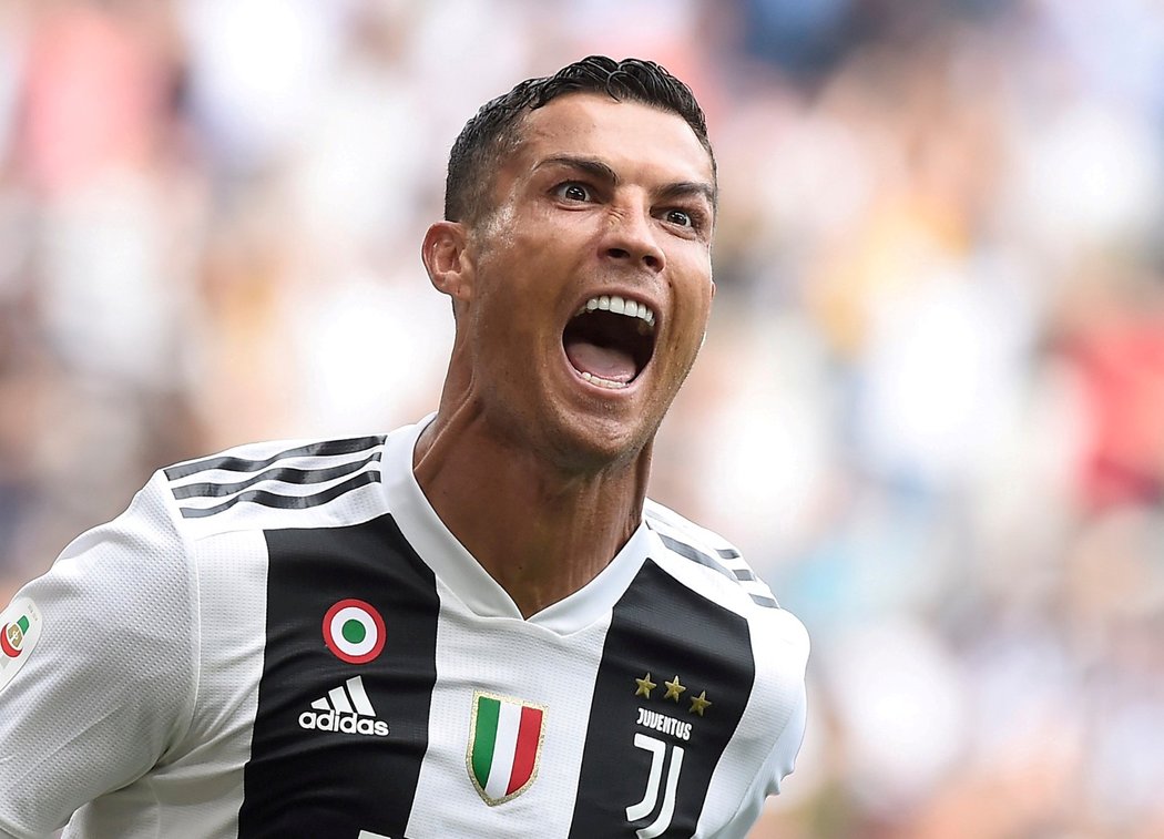 Štastný Cristiano Ronaldo poté, co vstřelil své první ligové branky za Juventus