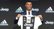 Cristiano Ronaldo na tiskové konferenci, kde se představil jako nová posila Juventusu