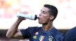 Cristiano Ronaldo se občerstvuje během zápasu Juventusu s Chievem Verona
