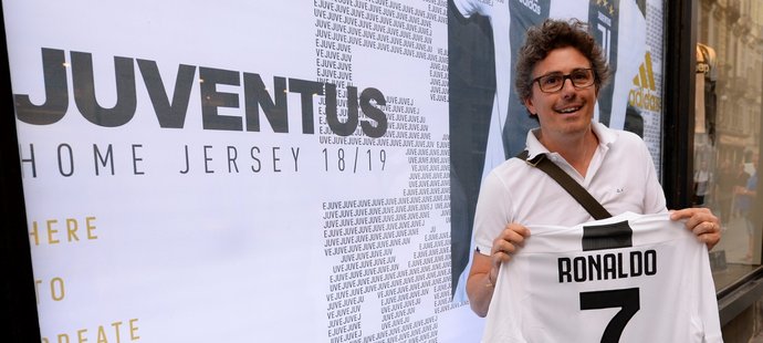 Fanoušek Juventusu, který už se s novým dresem těší na hvězdnou posilu Cristiana Ronalda
