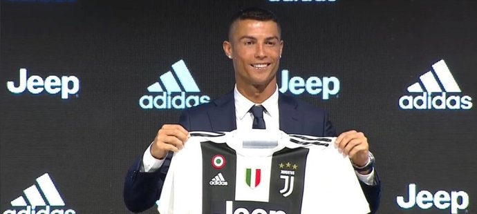 Cristiano Ronaldo na tiskové konferenci, kde se představil jako nová posila Juventusu