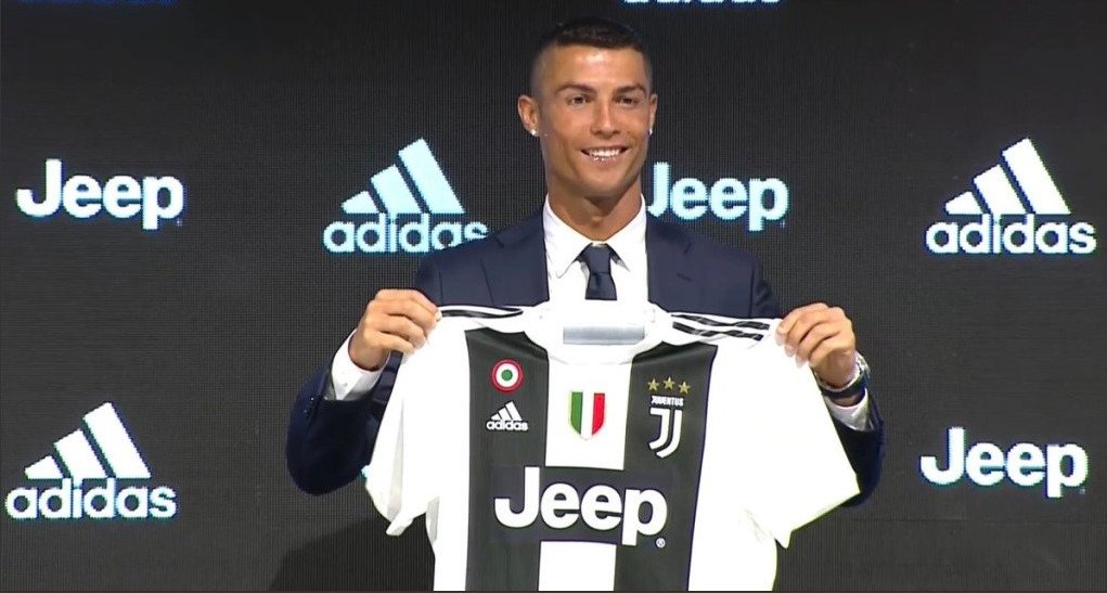 Fotbalista Cristiano Ronaldo podepsal Juventusu, což možná přispělo k tomu, že je nejlépe vydělávajícím sportovcem na Instagramu.