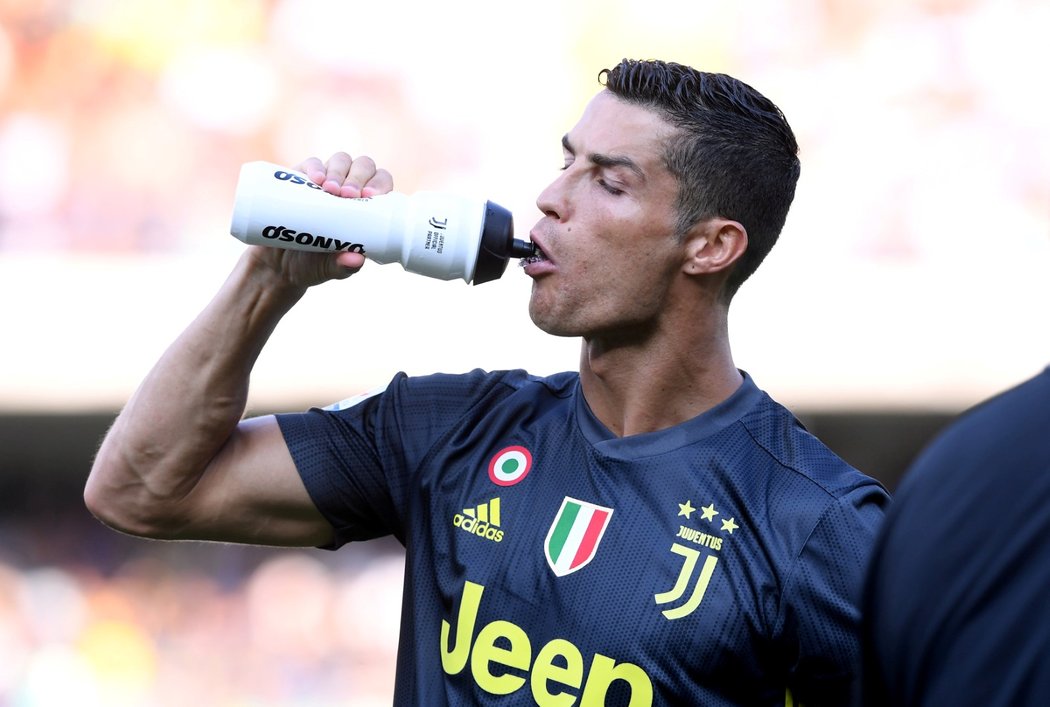 Cristiano Ronaldo se občerstvuje během zápasu Juventusu s Chievem Verona