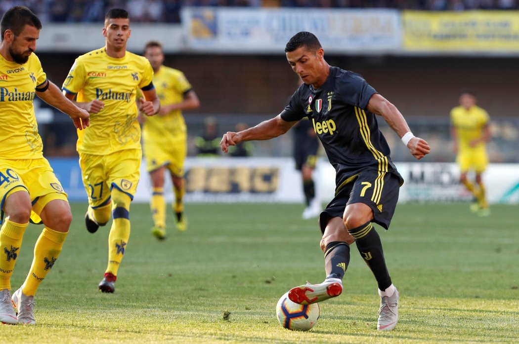 Cristiano Ronaldo během premiérového zápasu v Serii A za Juventus Turín proti Chievu Verona