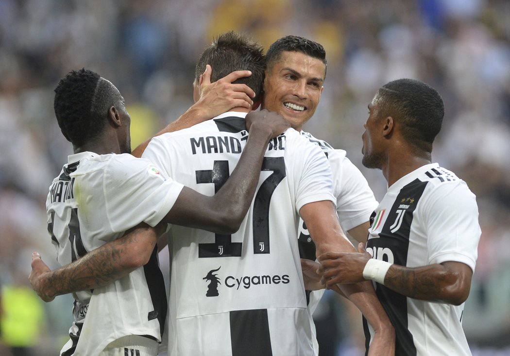 Cristiano Ronaldo gratuluje Mariu Mandžukičovi k přesné trefě