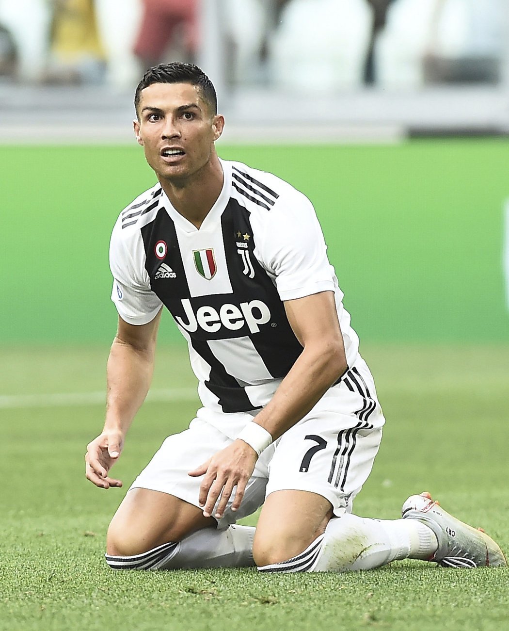 Ronaldo několikrát skončil i na kolenou