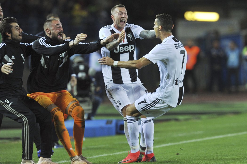 Cristiano Ronaldo slaví se spoluhráči svůj druhý gól