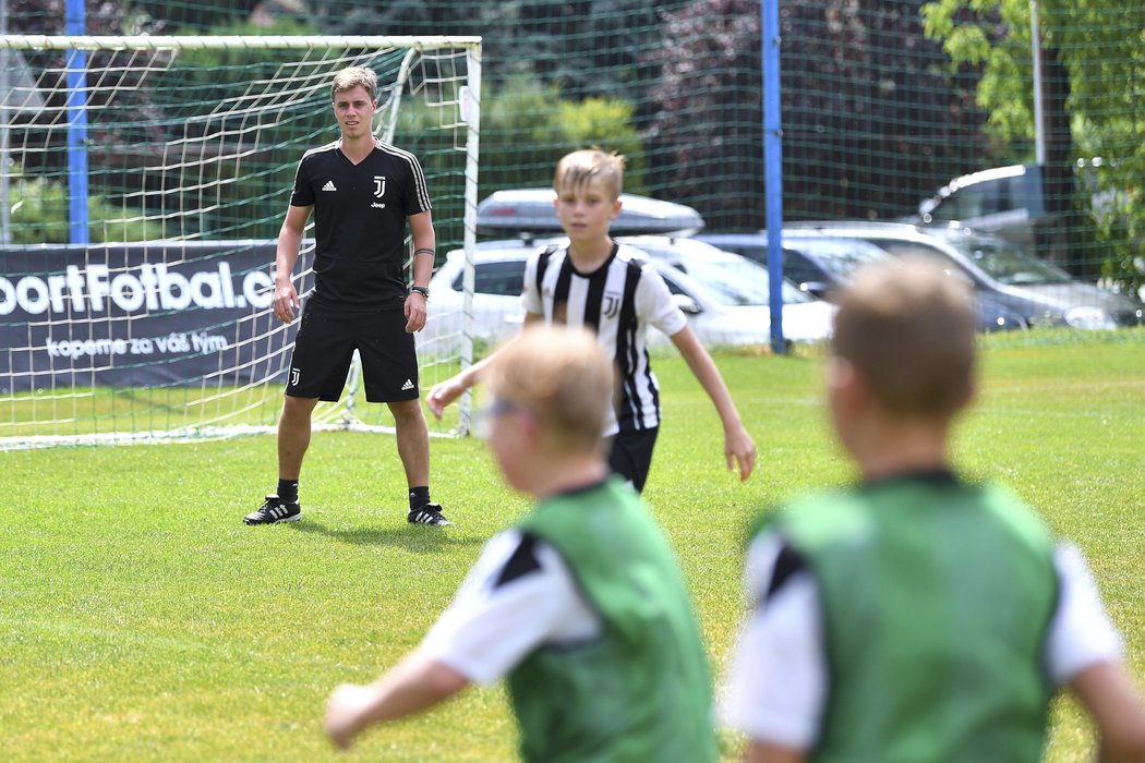 Malí fotbalisté trénují čtyřikrát denně, na noc jezdí domů