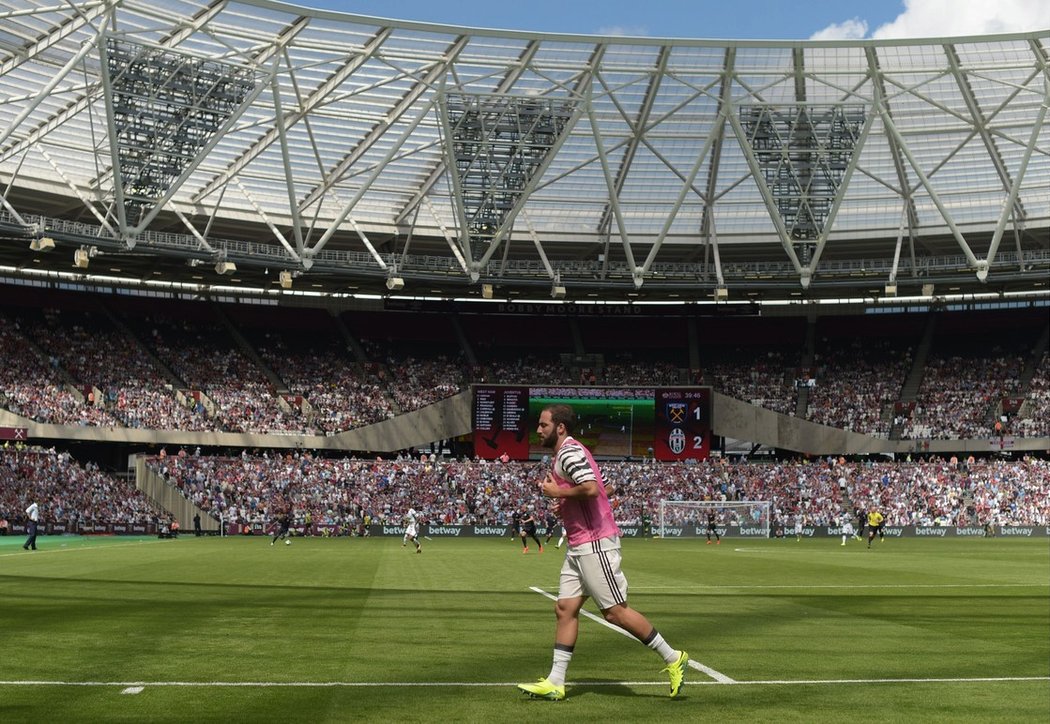 Gonzalo Higuaín při rozcvičení na novém stadionu West Hamu