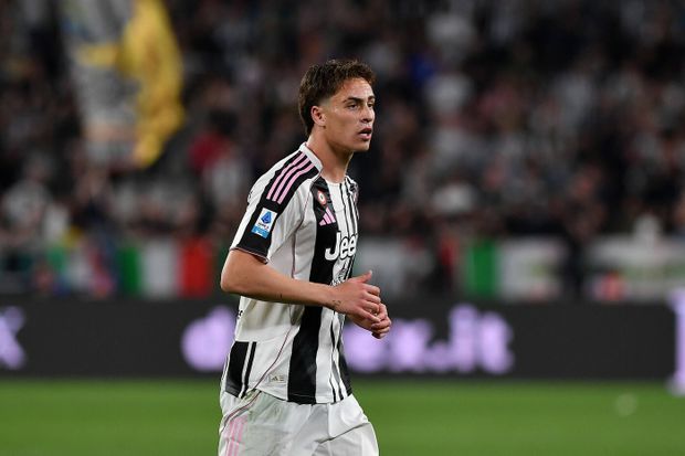 Kenan Yildiz v dresu Juventusu Kenan Yildiz v dresu Juventusu