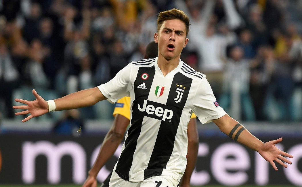 Paulo Dybala se raduje ze své trefy do sítě Young Boys v utkání základní skupiny Ligy mistrů