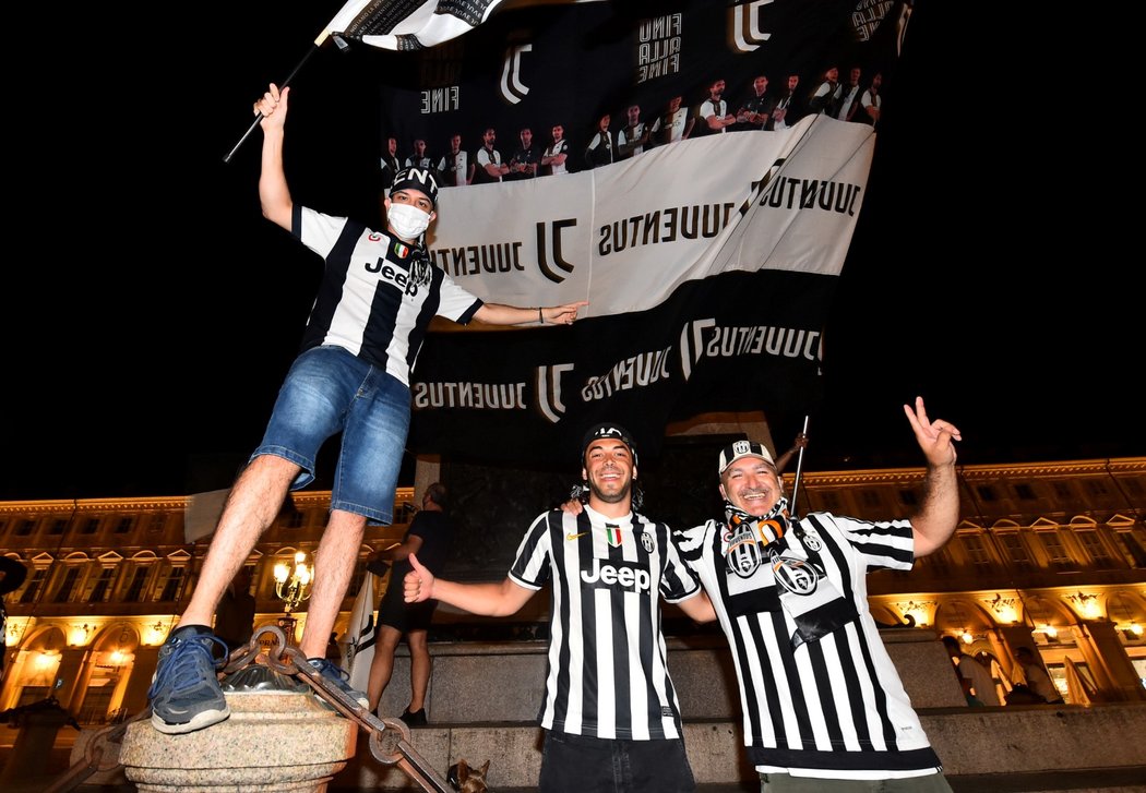 Fanoušci Juventusu oslavují v ulicích Turína mistrovský titul &#34;Staré dámy&#34;