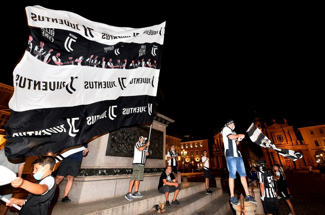 Fanoušci Juventusu oslavují v ulicích Turína mistrovský titul &#34;Staré dámy&#34;