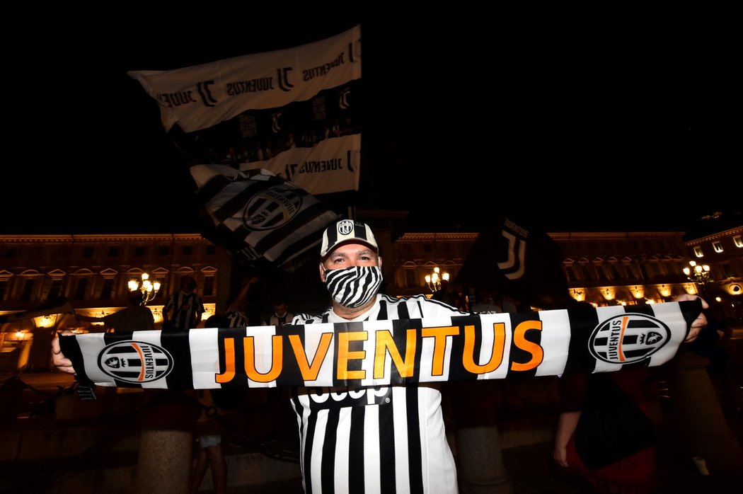 Fanoušci Juventusu oslavují v ulicích Turína mistrovský titul &#34;Staré dámy&#34;