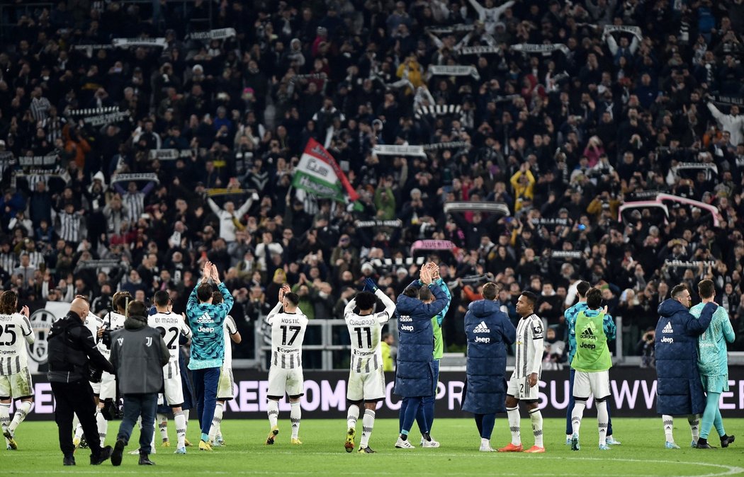 Hráči Juventusu děkují fanouškům za podporu