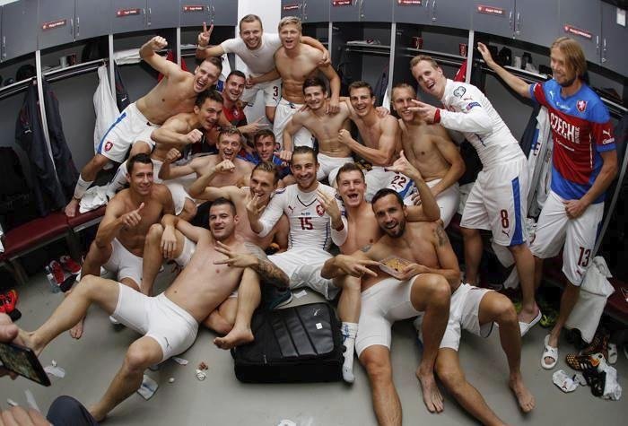 Čeští fotbalisté ve chvíli, kdy v kabině slavili výhru nad Kazachstánem
