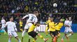 Obránce Hoffenheimu Pavel Kadeřábek hlavičkuje na branku Dortmundu v utkání německé bunesligy