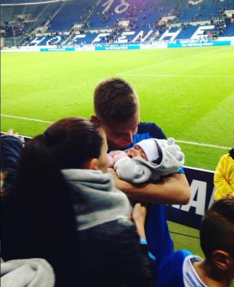 Partnerka Tereza Chlebovská s dcerou Emou poprvé fandily Pavlu Kadeřábkovi na stadionu.