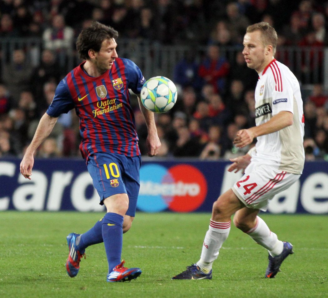 Michal Kadlec (vpravo) pouze přihlíží kouzlům Lionela Messiho.