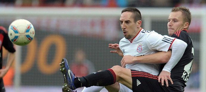 Obránce Leverkusenu Michal Kadlec brání Franka Riberyho.