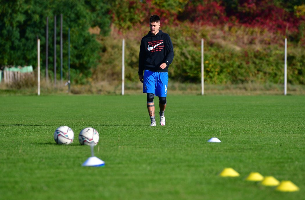 Fotbalový útočník Václav Kadlec během individuálního tréninku, kde se připravuje pod dohledem kouče Oldřicha Hlavničky