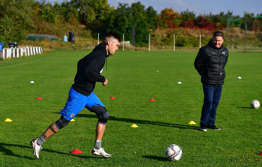 Fotbalový útočník Václav Kadlec během individuálního tréninku, kde se připravuje pod dohledem kouče Oldřicha Hlavničky