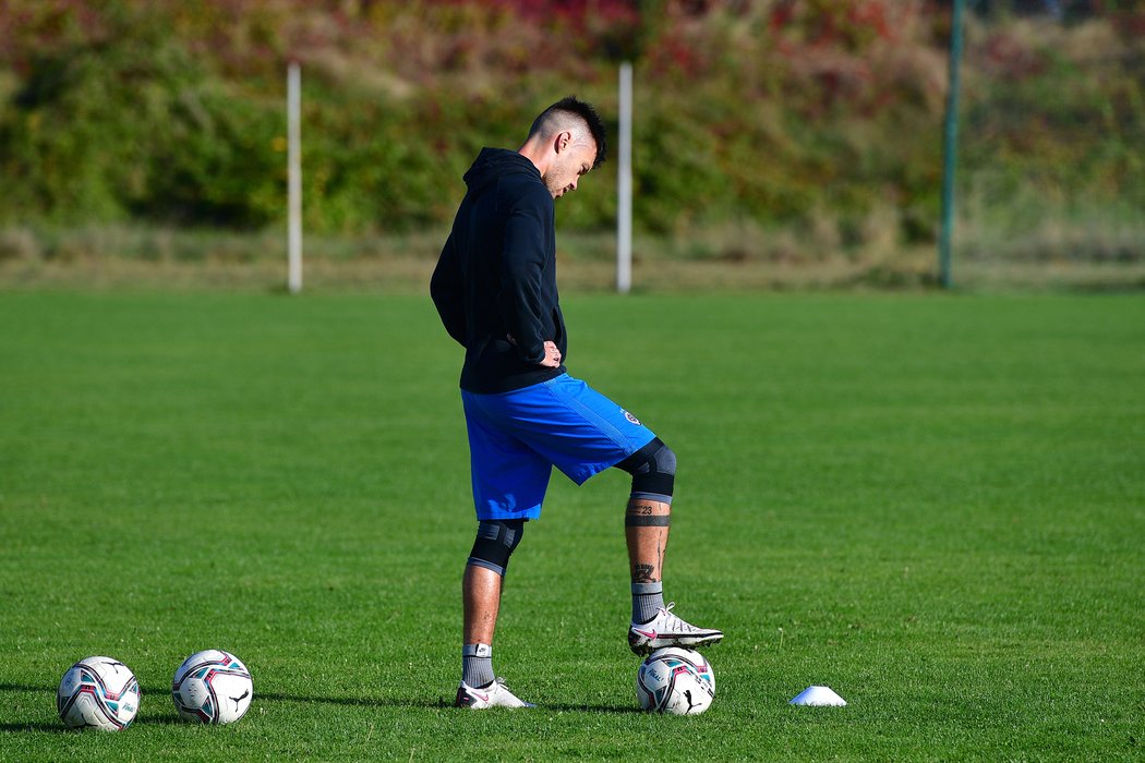 Fotbalový útočník Václav Kadlec během individuálního tréninku, kde se připravuje pod dohledem kouče Oldřicha Hlavničky