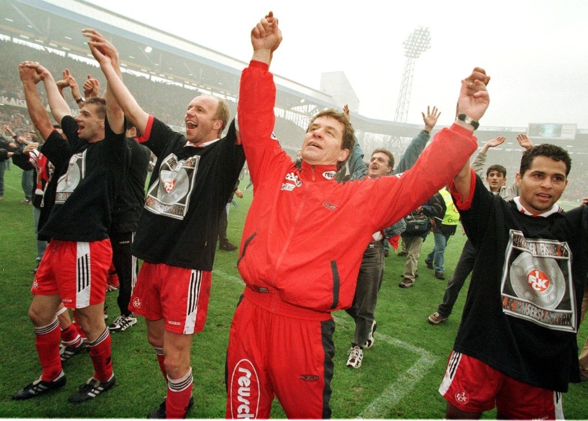 Pavel Kuka (vlevo) a vedle něj Miroslav Kadlec oslavují zisk titulu s Kaiserslauternem