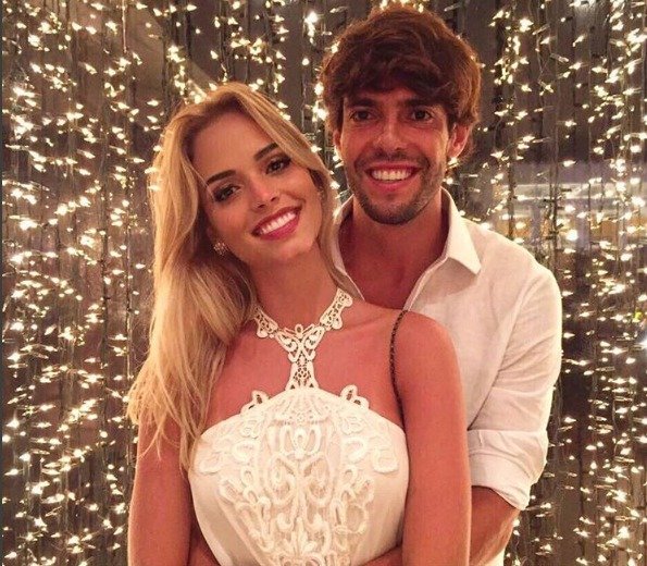 Brazilský fotbalista Kaká se na Instagramu pochlubil novou přítelkyní, modelkou Caroline Diasovou.